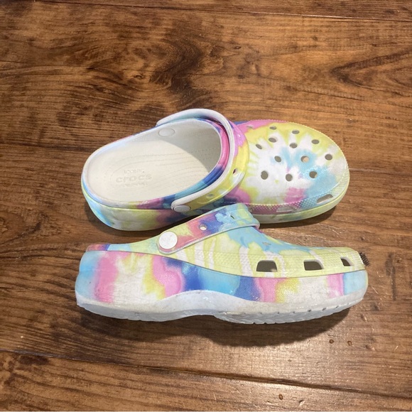 CROCS Water Shoes - Multicolor Tie-Dye Crocs Classic Clogs rainbow bright - Picture 7 of 8